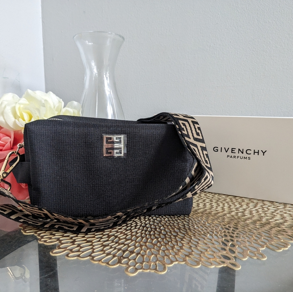 Givenchy - Picture 3 of 10